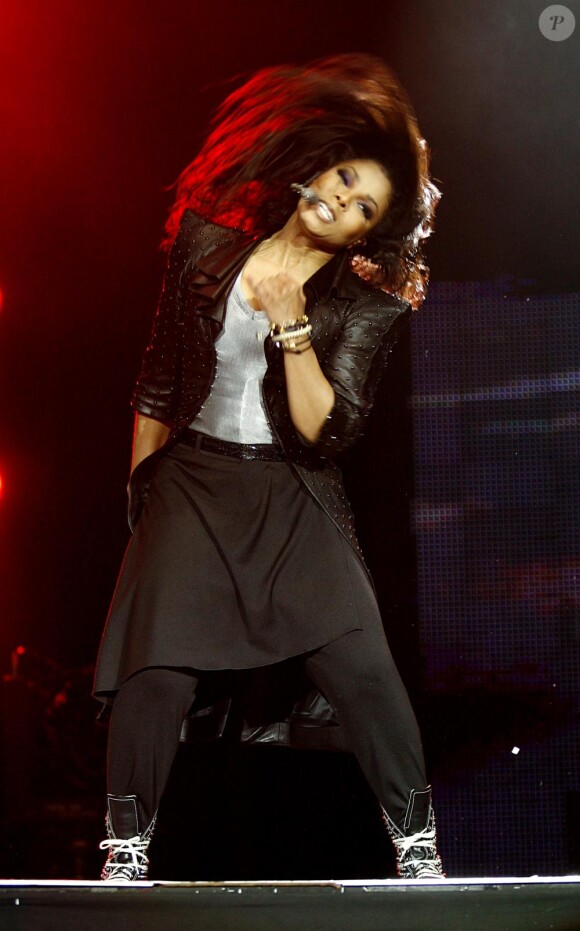 Janet Jackson en concert sur la scène de l'Arena 02 à Londres en décembre 2009