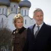 Le prince Philippe et la princesse Mathilde de Belgique effectuaient du 3 au 8 avril 2011 une visite officielle en Russie. Mardi 5 avril, ils ont découvert, en toute tendresse, la belle architecture du couvent de Novodevitchi.