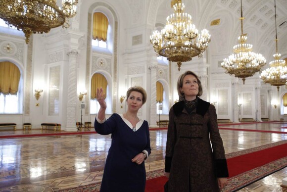 Le prince Philippe et la princesse Mathilde de Belgique effectuaient du 3 au 8 avril 2011 une visite officielle en Russie. A son arrivée à Moscou, la princesse belge a découvert le Kremlin au côté de Svetlana Medvedeva.