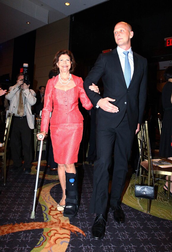 Mardi 5 avril 2011, la reine Silvia est apparue avec jambe et main bandés, suite à son passage aux urgences après une rencontre malencontreuse avec un paparazzo, lors d'une soirée de gala la récompensant, à New york.