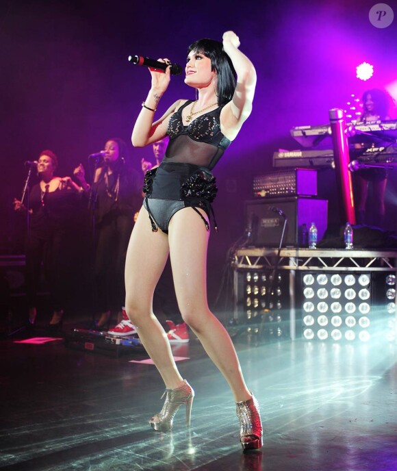 Jessie J, avec son répertoire éclectique et son style choc, sexy-sexo voire boyish, défraie les charts britanniques. Au Shepherds Bush Empire de Londres le 5 avril 2011, avant de décoller pour les Etats-Unis.