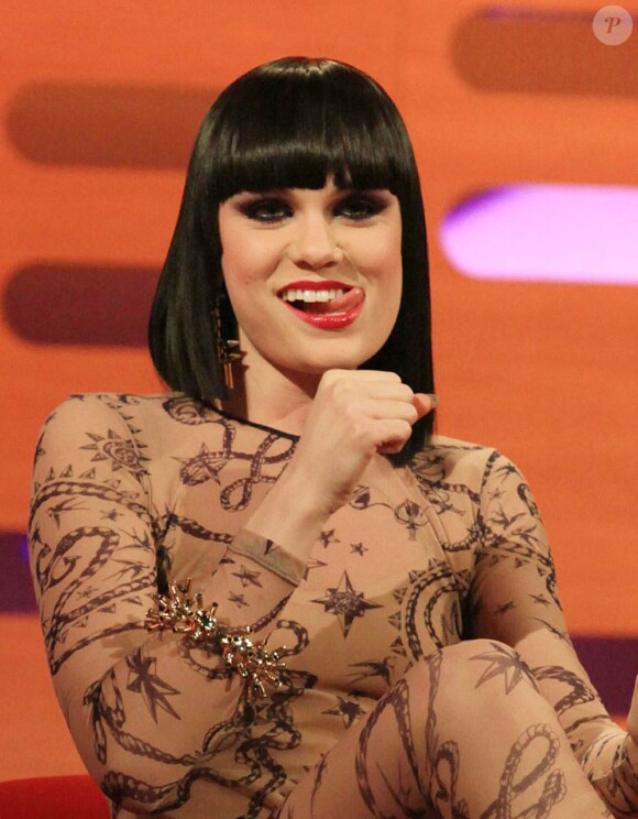 Jessie J, la Gaga anglaise et son style no limit, choc, sexy-sexo voire boyish, défraie les charts britanniques. Lors du Graham Norton Show de la BBC, le 23 février 2011.