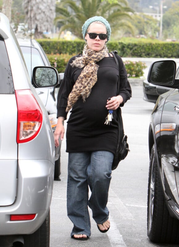 Pink, enceinte, va faire du shopping à Malibu le 6 avril 2011