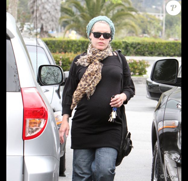 Pink, enceinte, va faire du shopping à Malibu le 6 avril 2011