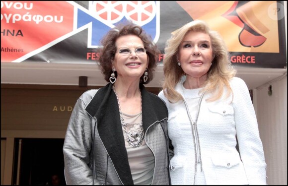 Claudia Cardinale et Marianna Vardinogannis, lors du 12e Festival du Film Francophone en Grèce, à Athènes, le 7 avril 2011.