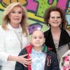 Claudia Cardinale et Marianna Vardinogannis visitent les locaux de la fondation Elpida qui vient en aide aux enfants atteints du cancer, à Athènes, le 7 avril 2011.