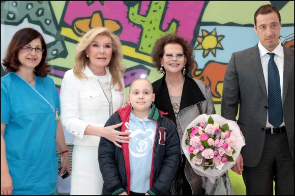 Claudia Cardinale et Marianna Vardinogannis visitent les locaux de la fondation Elpida qui vient en aide aux enfants atteints du cancer, à Athènes, le 7 avril 2011.