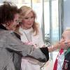 Claudia Cardinale et Marianna Vardinogannis visitent les locaux de la fondation Elpida qui vient en aide aux enfants atteints du cancer, à Athènes, le 7 avril 2011.