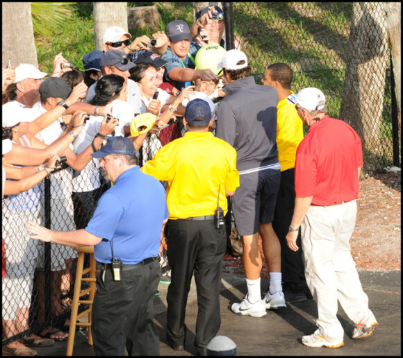 Roger Federer se remet de sa défaite face à Rafael Nadal lors de l'Open de Miami le 2 avril 2011 en signant des autographes à ses fans venus nombreux !
