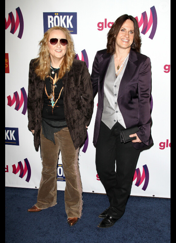 Melissa Etheridge et sa girlfriend Linda Warren lors du 22e gala annuel des GLAAD Media Awards au Westin Bonaventure à Los Angeles le 10 avril 2011