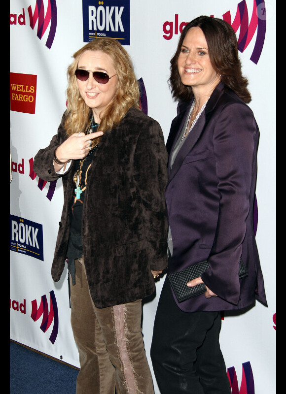 Melissa Etheridge et sa girlfriend Linda Warren lors du 22e gala annuel des GLAAD Media Awards au Westin Bonaventure à Los Angeles le 10 avril 2011