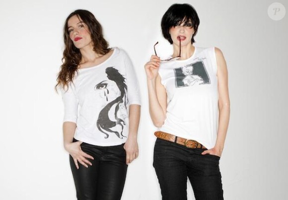 Zoé Félix et Helena Noguerra posent avec leurs t-shirts imaginés pour Disney