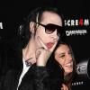 Avant-première de Scream 4 à Los Angeles, le 11 avril 2011 : Shenae Grimes et Marilyn Manson.