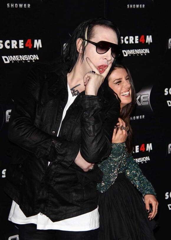 Avant-première de Scream 4 à Los Angeles, le 11 avril 2011 : Shenae Grimes et Marilyn Manson.