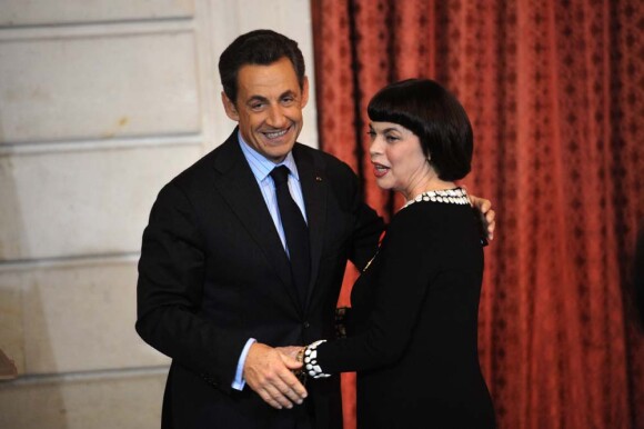 Nicolas Sarkozy remet à Mireille Mathieu les insignes d'officier de la Légion d'honneur, à Paris, le 26 janvier 2011.