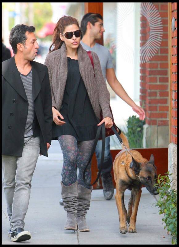 Eva Mendes se promène avec un ami et son chien dans les rues de West Hollywood en avril 2011