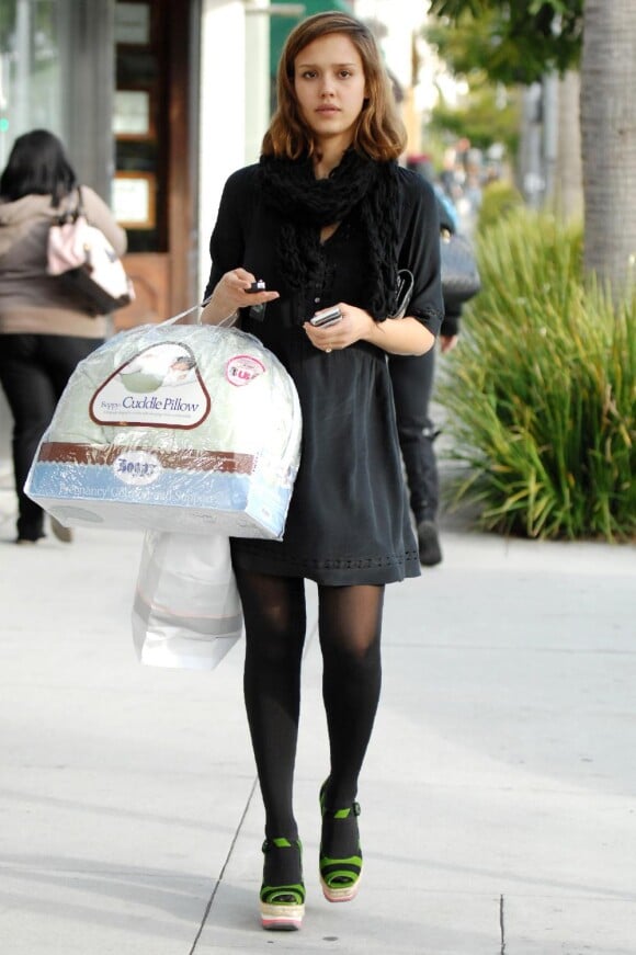 Jessica Alba fait son shopping à Beverly Hills en mars 2011 et arbore une robe en soie noire Gerard Darel 