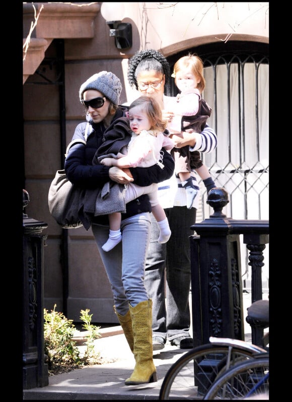 Sarah Jessica Parker et ses jumelles Marion et Tabitha dans les rues de New York en mars 2011. L'actrice porte de ravissantes bottes Gerard Darel moutarde. 