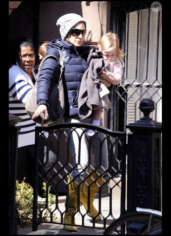 Sarah Jessica Parker et ses jumelles Marion et Tabitha dans les rues de New York en mars 2011. L'actrice porte de ravissantes bottes Gerard Darel moutarde et le célèbre Moon Bag en cuir perforé de la maison française.