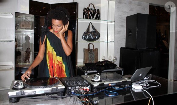Solange Knowles, DJ d'un soir à Las Vegas pour l'exposition photo de Roberto Cavalli