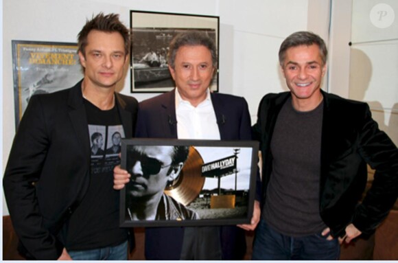 Cyril Viguier, David Hallyday et Michel Drucker pour la remise de la récompense de David pour son album
