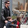 Hugh Jackman se promène avec sa fille Ava, et August, le fils de Mariska Hargitay, dimanche 10 avril à New York.