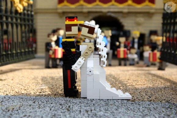 Au parc Miniland de Legoland Windsor, dans le Berkshire, le 28 mars 2011, une reconstitution en Lego de Buckingham Palace et du mariage à venir du prince William et Kate Middleton !