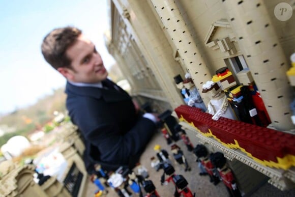 Au parc Miniland de Legoland Windsor, dans le Berkshire, le 28 mars 2011, une reconstitution en Lego de Buckingham Palace et du mariage à venir du prince William et Kate Middleton !