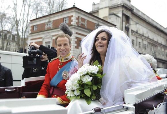 1er avril 2011 : Le jour idéal pour l'artiste anglaise Alison Jackson, connue pour ses fausses photos compromettantes de sosies de stars, pour promener les sosies de William et Kate et promouvoir leur album de mariage !