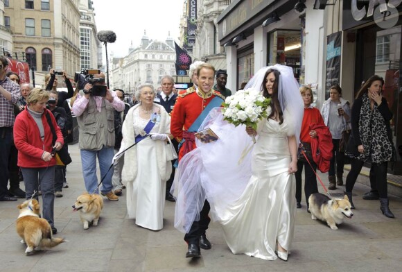 1er avril 2011 : Le jour idéal pour l'artiste anglaise Alison Jackson, connue pour ses fausses photos compromettantes de sosies de stars, pour promener les sosies de William et Kate et promouvoir leur album de mariage !