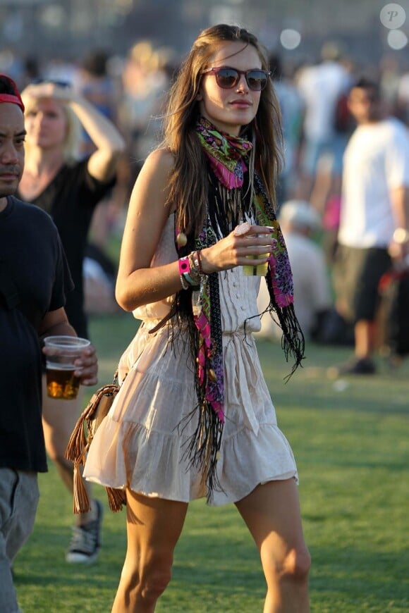 Pour Alessandra Ambrosio, le festival Coachella est un très bon prétexte pour le grand déballage de sa garde-robe. 