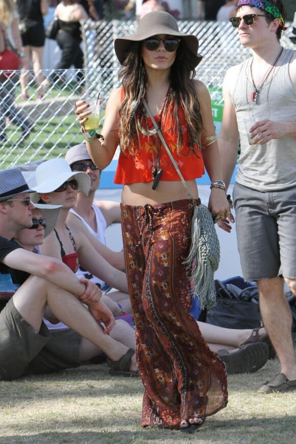 Vanessa Hudgens en mode hippy chic au festival de Coachella. Capeline, pantalon ethnique et petit top orange, la jeune femme est parfaite et fait revivre les sixties !