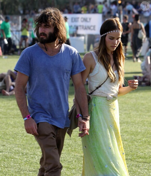 Isabel Lucas, belle hippy au festival de musique de Coachella. Une tenue colorée et épurée, bravo pour le bijou de tête 