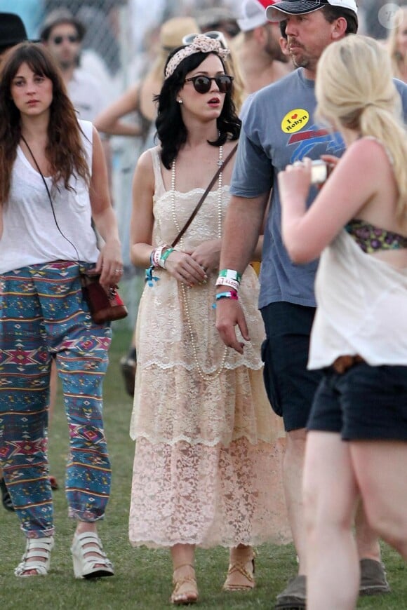 Katy Perry conserve son allure rétro au Festival de Coachella avec une belle robe en dentelle