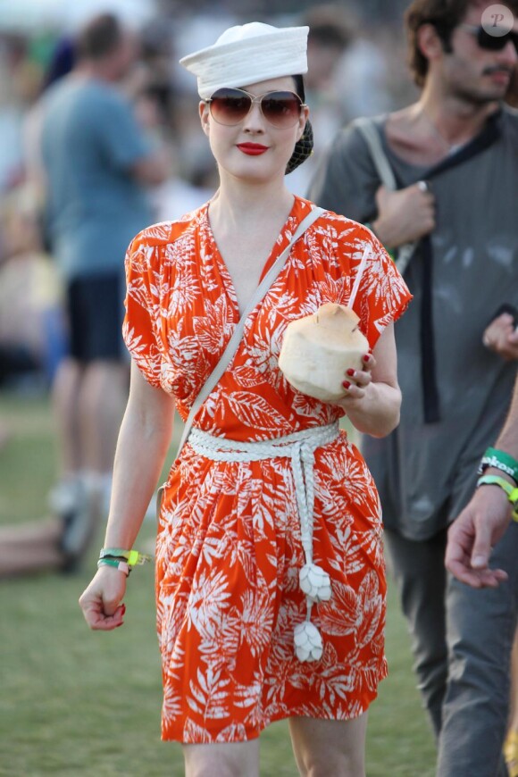 Dita Von Teese dans un look très coloré pour assister au festival de musique Coachella 