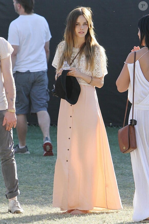 Isabel Lucas dans un nouveau look hippy chic lors du festival Coachella en Californie