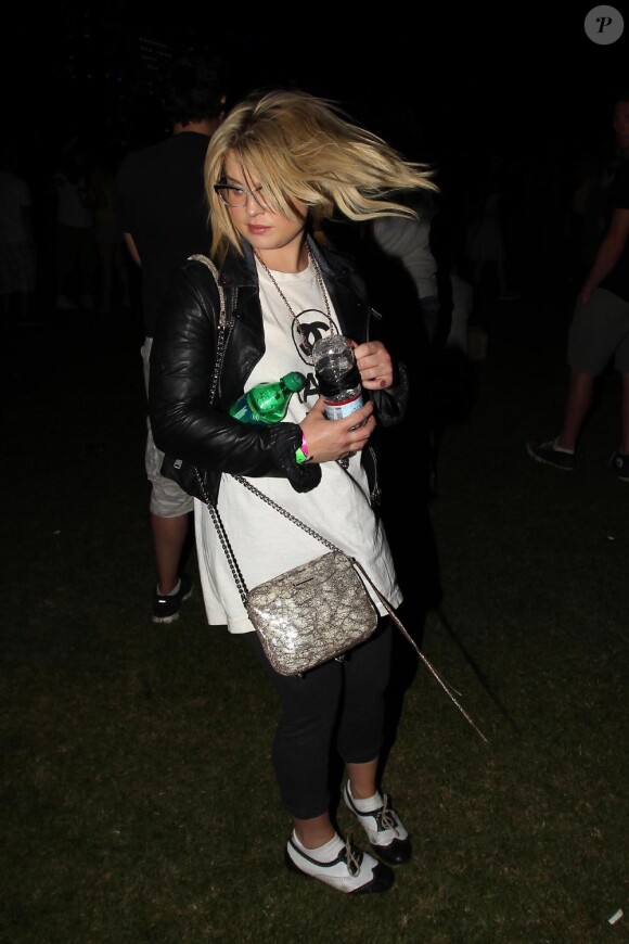 Kelly Osbourne dans un look street chic lors du festival de Coachella
