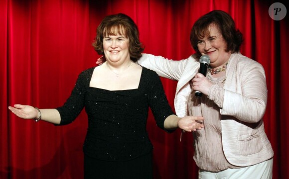 Susan Boyle rencontre sa statue de cire au musée Madame Tussauds de Blackpool, au Royaume-Uni, le 19 avril 2011