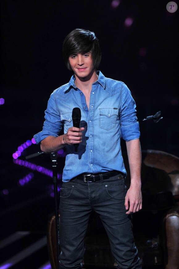 X Factor, premier prime live le 19 avril 2011 : Florian Giustiniani a repris L'Horloge tourne, de Mickaël Miro.