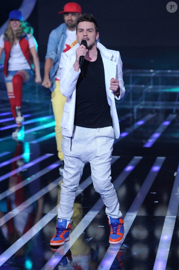 X Factor, premier prime live le 19 avril 2011 : Matthew Raymond Barker, protégé de Véronic DiCaire, a ouvert le bal avec Supreme, de Robbie Williams.