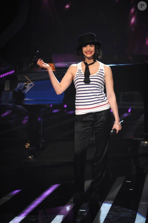 X Factor, premier prime live le 19 avril 2011 : Maryvette lair a proposé une relecture tendre et drôle de Si j'avais un marteau.