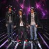 X Factor, premier prime live le 19 avril 2011 : Le mashup d'Omega sur Alors on danse/Seven Nation Army n'a pas convaincu. Au rattrapage, leur loupé sur Jeune et con ne les a pas non plus éliminés...