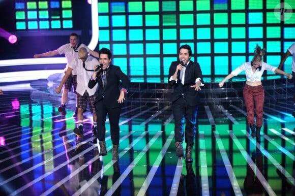 X Factor, premier prime live le 19 avril 2011 : Avec The Rythm of the night, les Twem ont proposé un numéro plein d'énergie, mais très daté...