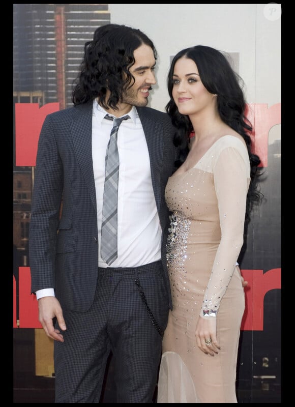 Russell Brand dévore du regard sa bien-aimée Katy Perry lors de l'avant-première à Londres du film Arthur, le 19 avril 2011