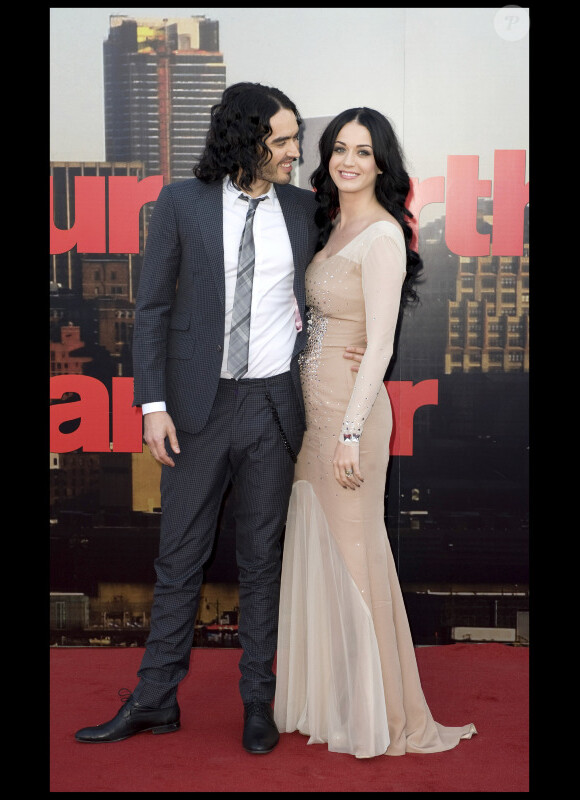 Russell Brand a la grand bonheur de partager avec son épouse Katy Perry lors de l'avant-première à Londres du film Arthur, le 19 avril 2011