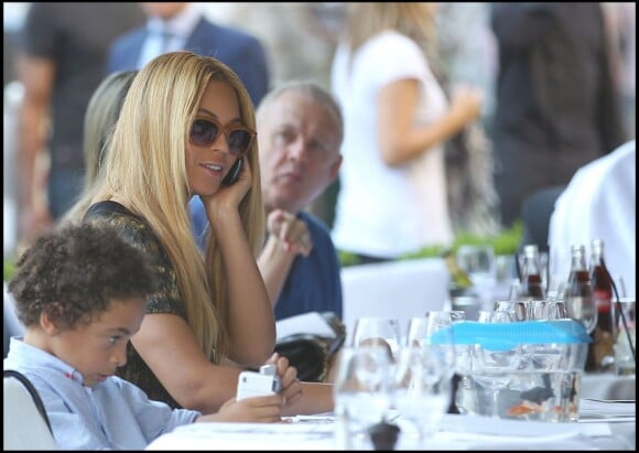 Beyoncé et son neveu Daniel, le fils de sa soeur Solange, à L'Avenue à Paris le 20 avril 2011 