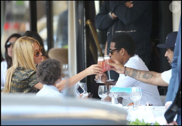 Beyoncé et Jay-Z trinquent au restaurant L'Avenue à Paris le 20 avril 2011 en présence de Daniel le fils de Solange Knowles