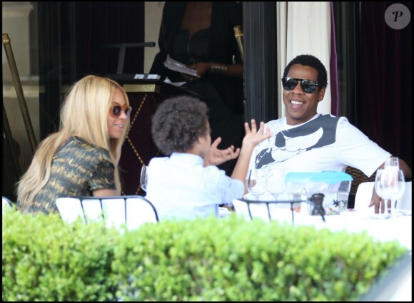 Beyoncé et Jay-Z déjeunent à L'Avenue à Paris le 20 avril 2011 en compagnie de Daniel le fils de Solange Knowles