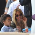 Beyoncé et son mari Jay-Z déjeunent à L'Avenue à Paris, avec le neveu de Beyoncé, Daniel, le 20 avril 2011