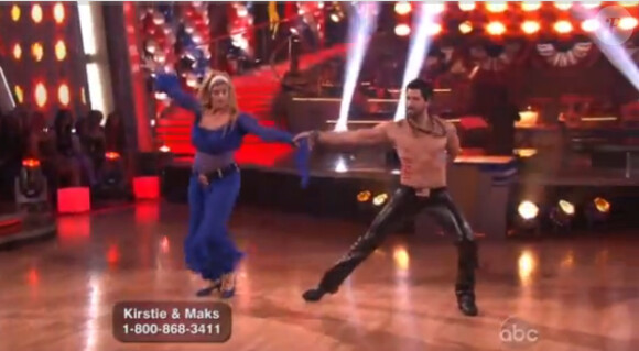 Kirstie Alley et Maksim Chmerkovskiy sur le plateau de Dancing With The Stars.